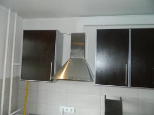 Установка вытяжки на кухне в Гатчине