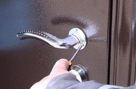 Замена дверной ручки металлической двери в Гатчине