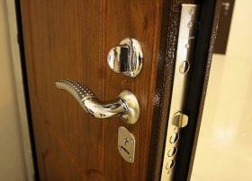 Замена входной двери в квартире в Гатчине