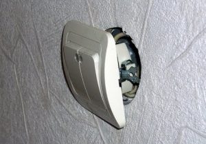 Замена выключателя света в квартире в Гатчине