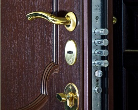 Замена замка на металлической двери Legran в Гатчине