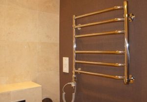 Установка электрического полотенцесушителя в ванной в Гатчине